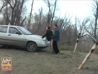 Русская блядь сосет в авто и ебется на капоте
