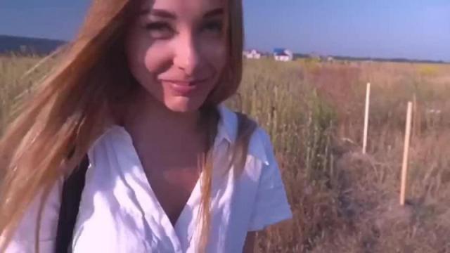 Уговорил деревенскую девушку потрахаться в поле