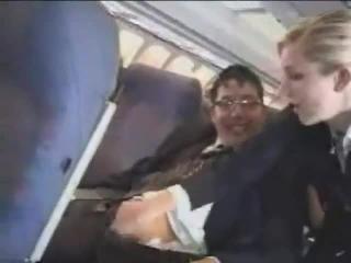 Стюардесса подрочила пассажиру в самолёте