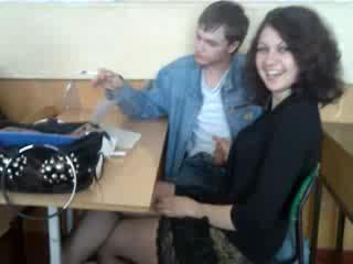 Дрочит парню прям на уроке